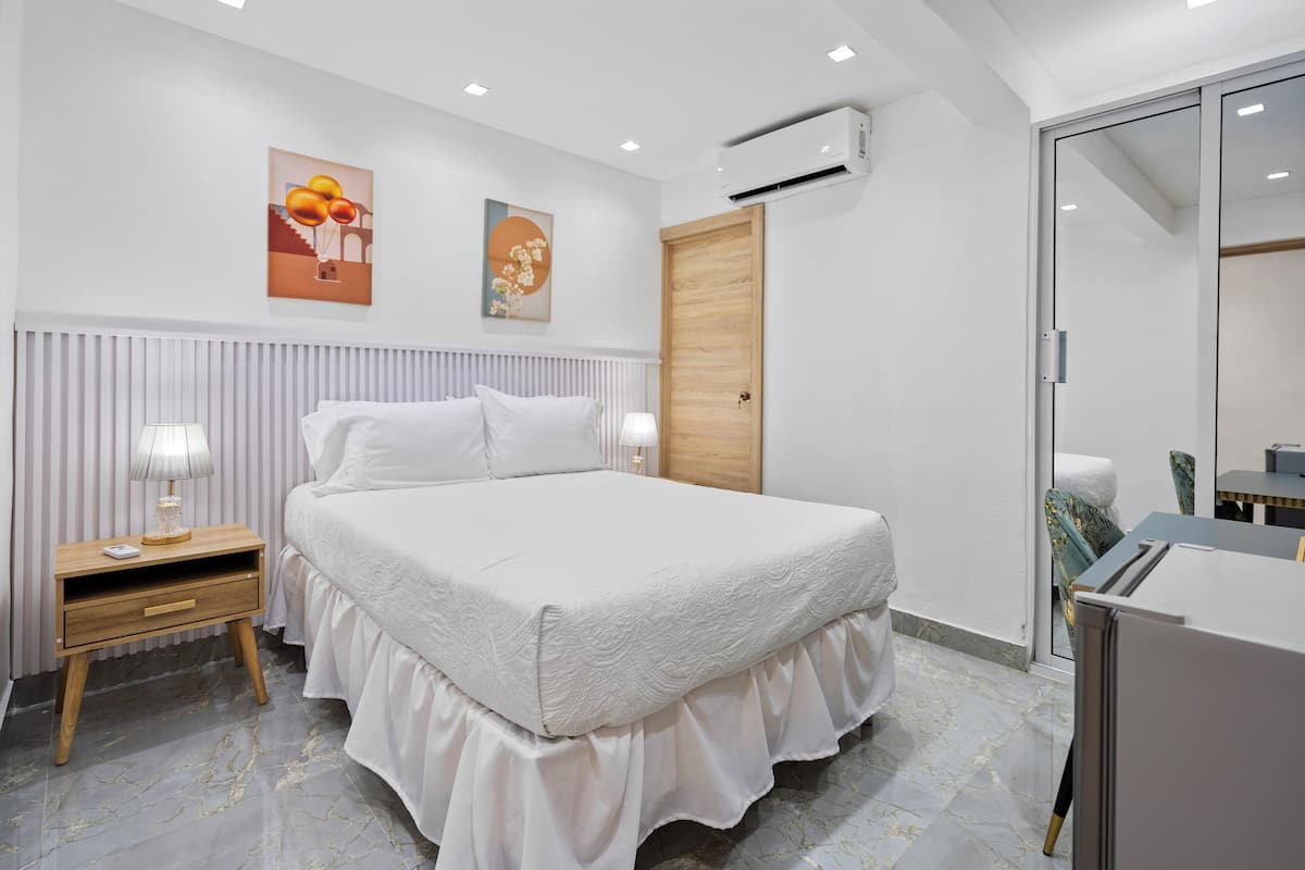 Chambre Confort, 1 grand lit, non-fumeur, salle de bains privée