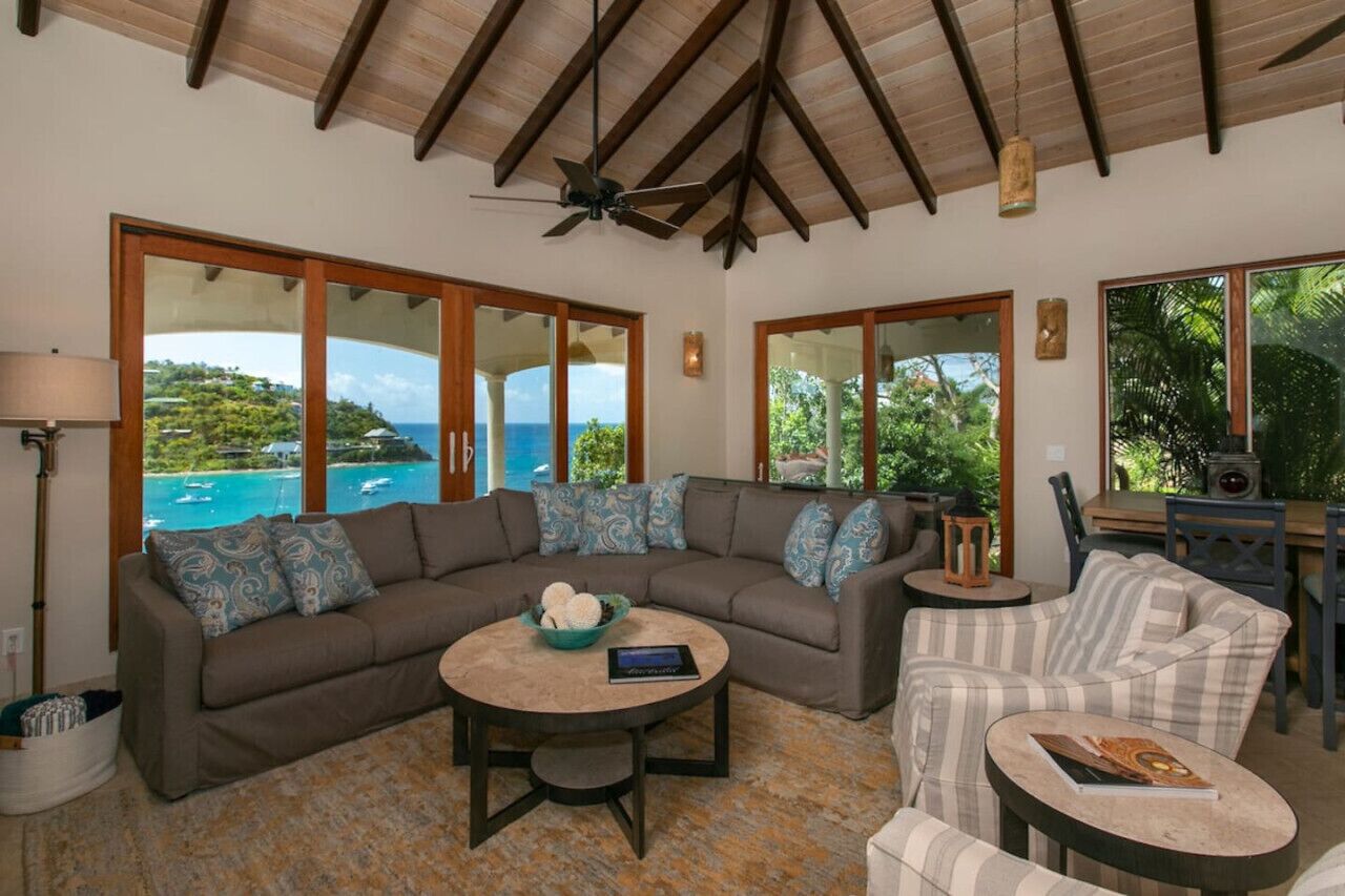 Een smart-tv en boeken