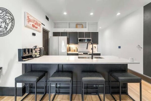 Réfrigérateur, micro-ondes, four, plaque de cuisson