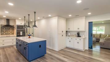 ثلاجة، ميكروويف، فرن، موقد طهي مسطح