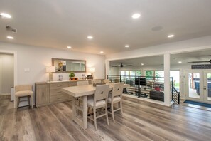 Dining - Gorgeous Modern Lakeside Getaway in Gun Barrel City (Gun Barrel City)