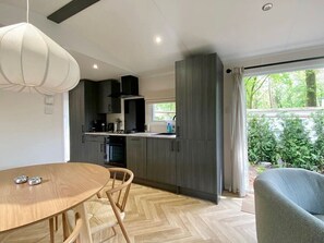 Kylskåp, ugn, spishäll och diskmaskin