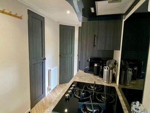 Kylskåp, ugn, spishäll och diskmaskin