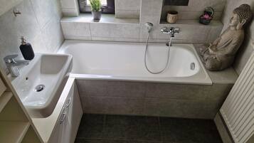 Dusche, Haartrockner, Seife, Shampoo