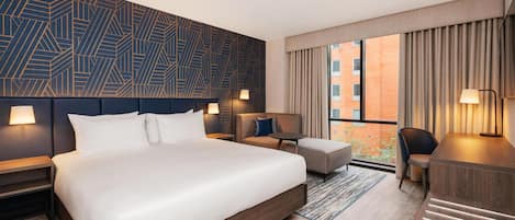 Caja fuerte, cortinas opacas, tabla de planchar con plancha