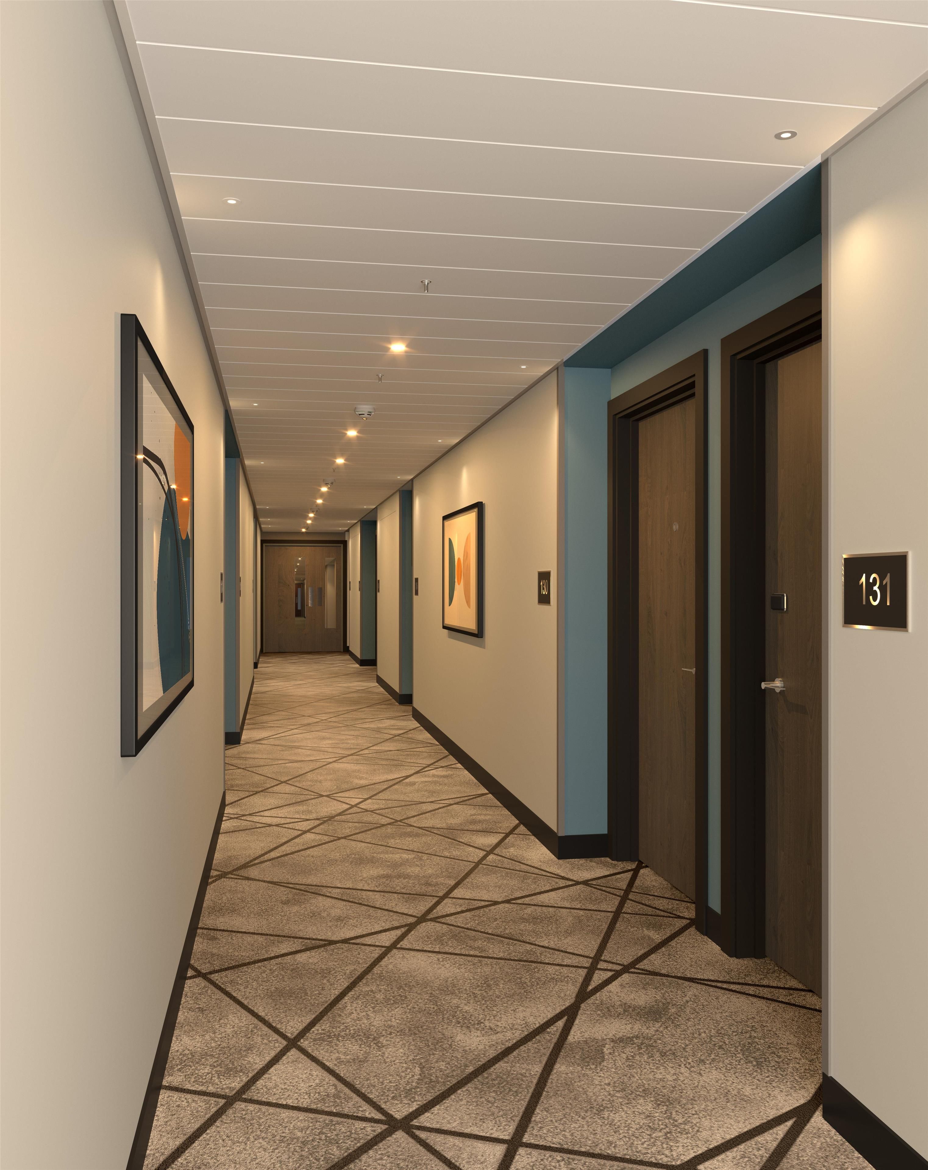 Een hotelgang met een kamergestreept tapijt, lijstwerken aan de muren, en deuren met de nummers 130 en 131.