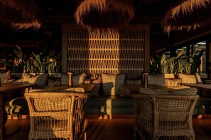 2 ristoranti, aperti a colazione e a pranzo, cucina latino-americana