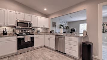 Réfrigérateur, four à micro-ondes, un four, lave-vaisselle