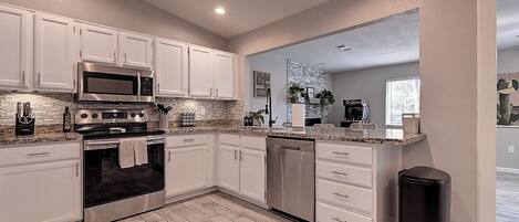 Kylskåp, mikrovågsugn, ugn och diskmaskin