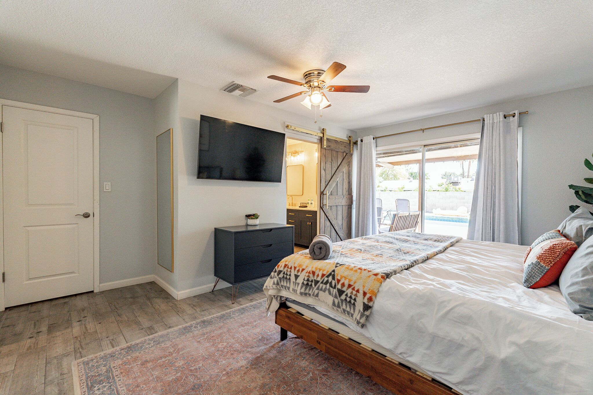 4 chambres, fer et planche à repasser, lit de bébé portatif