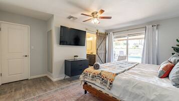 4 chambres, fer et planche à repasser, lit de bébé portatif