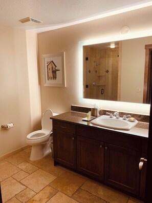 Shower, hair dryer, towels, soap - Sunrise Lodge Hilton Grand Vacations Park City Utah.
3 bedroom ,4 bath B (Park City)