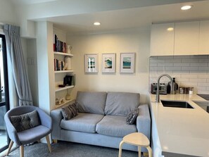 Smart TV, books - Downtown Mt Beach Family Retreat (Mount Maunganui)