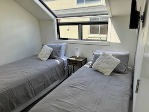 2 chambres, bureau, fer et planche à repasser, lit de bébé portatif