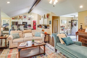 Smart-TV, Kamin, DVD-Player, Bücher