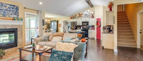 Smart-TV, Kamin, DVD-Player, Bücher