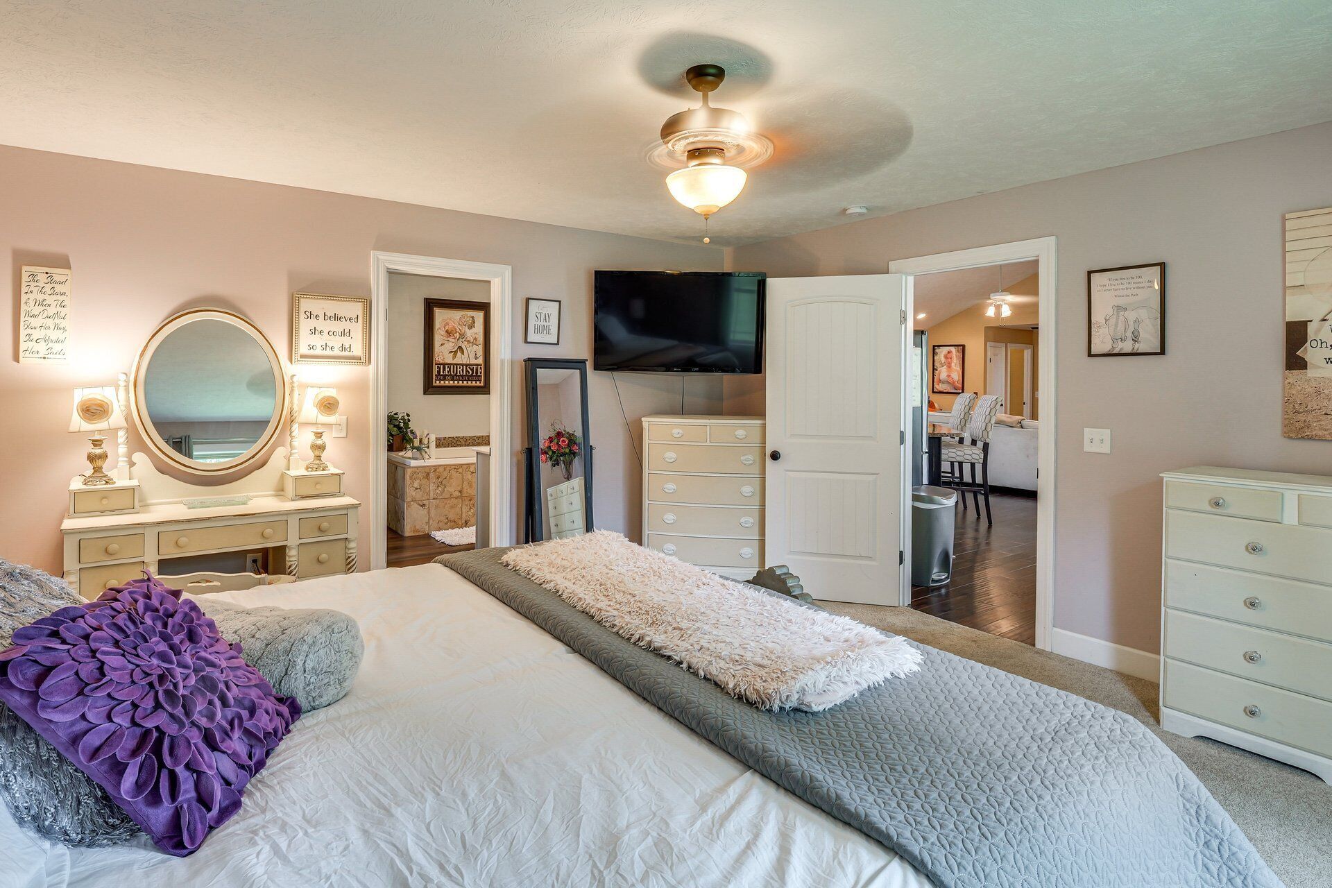 4 Schlafzimmer, Schreibtisch, Bügeleisen/Bügelbrett, WLAN