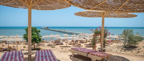 Plage privée, chaise longue, parasol, serviettes de plage