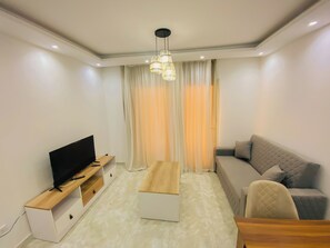 ลักซ์ชัวรี่อพาร์ทเมนท์, 1 ห้องนอน, ระเบียง, วิวสวน | บริเวณนั่งเล่น | ทีวีจอแบน