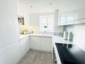 Køleskab, mikrobølgeovn, ovn, kogeplade