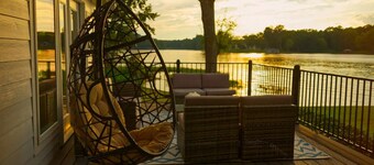 Luxurious large 3bd/2ba Home with Dock with beautiful sunset views