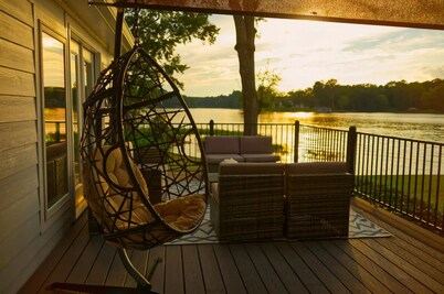 Luxurious large 3bd/2ba Home with Dock with beautiful sunset views