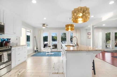 Luxurious large 3bd/2ba Home with Dock with beautiful sunset views