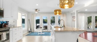 Luxurious large 3bd/2ba Home with Dock with beautiful sunset views