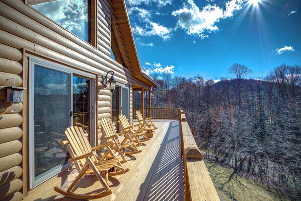 Terrace/patio - Mountain Cabin w/Hot Tub, Views, Fireplace, Game Room, Firepit, & Pool table (Banner Elk)