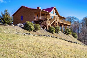 Exterior - Mountain Cabin w/Hot Tub, Views, Fireplace, Game Room, Firepit, & Pool table (Banner Elk)