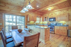 Fridge, microwave, oven, stovetop - Mountain Cabin w/Hot Tub, Views, Fireplace, Game Room, Firepit, & Pool table (Banner Elk)