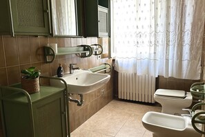 Een douche, een bidet, handdoeken