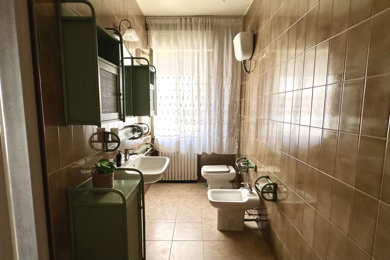 Shower, bidet, towels