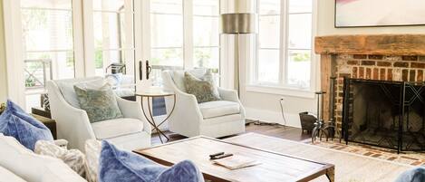 Smart-TV, Kamin, Bücher