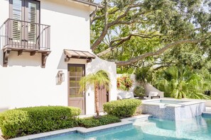 Et oppvarmet basseng