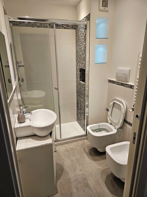 Dutxa, assecador de cabells, bidet i tovalloles
