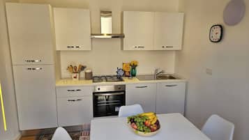 Frigorifero, microonde, forno, piano cottura