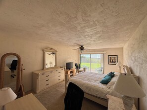 2 bedrooms, WiFi, bed sheets - Direct oceanfront! ! Feel like your on an island with no neighbors in sight! (Cocoa Beach)