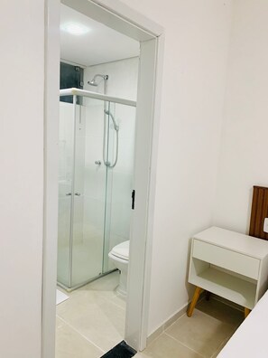 Dusj, håndklær, såpe og sjampo