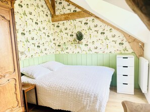 5 bedrooms, iron/ironing board, WiFi