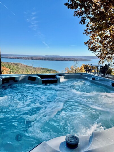 Greers Ferry Lake Retreat with New Spa and Breathtaking lake views!