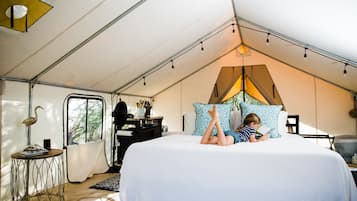 1 bedroom, bed sheets