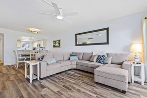 Smart TV, DVD player, books - Family Friendly / Car Free Beach / Ground Level Surfside 108 (New Smyrna Beach)