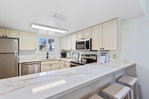 Fridge, microwave, oven, stovetop - Family Friendly / Car Free Beach / Ground Level Surfside 108 (New Smyrna Beach)