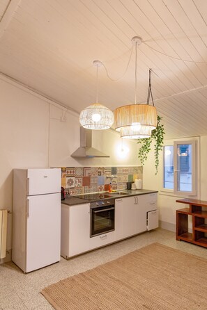 Ofen, Herdplatte, Wasserkocher mit Kaffee-/Teezubehör