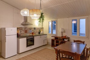 Ofen, Herdplatte, Wasserkocher mit Kaffee-/Teezubehör