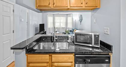 NEW! Condo for Monthly Stays Near UpTown Charlotte - Free parking