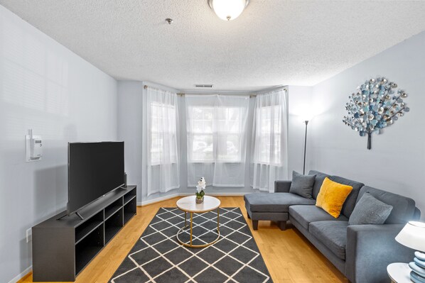 Smart TV - NEW! Condo for Monthly Stays Near UpTown Charlotte - Free parking (Charlotte)