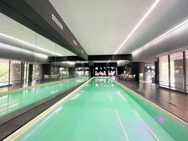 Piscina interna, piscina aquecida