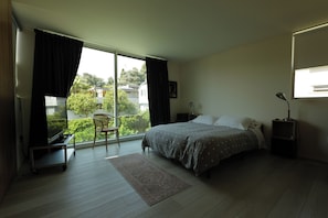 2 habitaciones, escritorio, tabla de planchar con plancha y wifi
